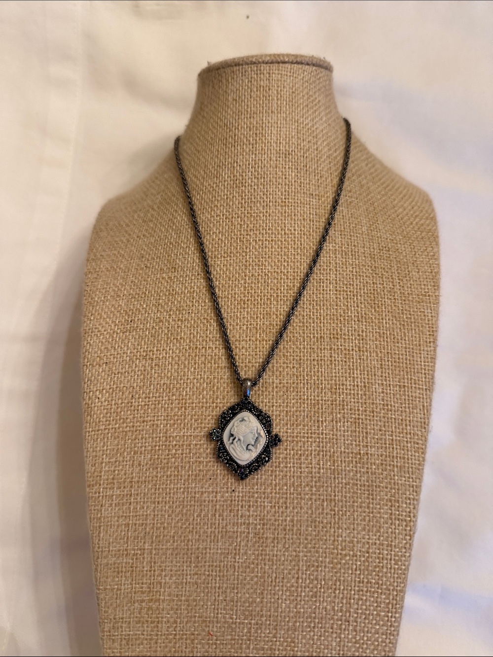 Black Cameo Pendant Necklace - Elegant Women's Jewelry